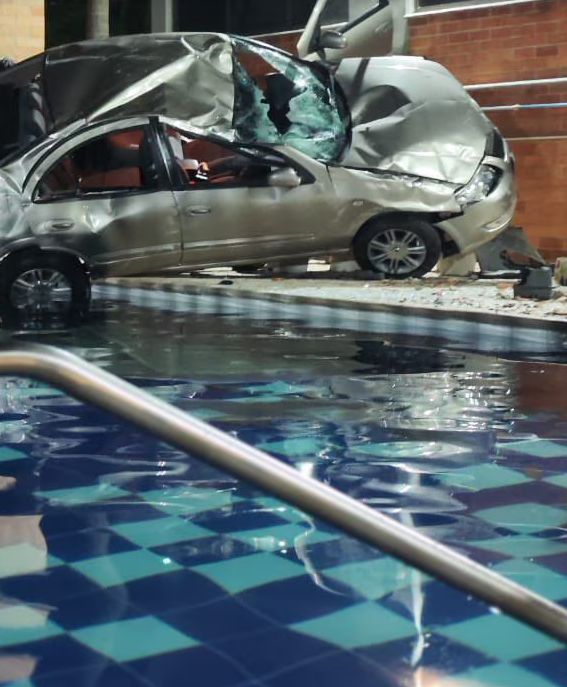 Impactante conductora de carro que cayo a una piscina en El Poblado de Medellin habria sufrido un infarto detalles del accidente4 » Medellín